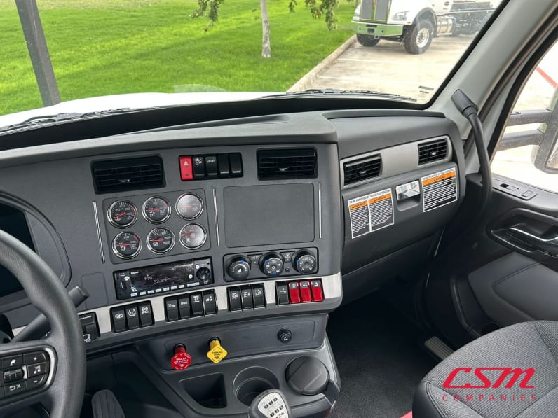 Interior radio and navigation system for this 2026 Kenworth T880 (Stock number: TJ216007)