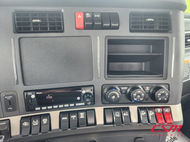 Interior radio and navigation system for this 2026 Kenworth T880 (Stock number: TJ216167)