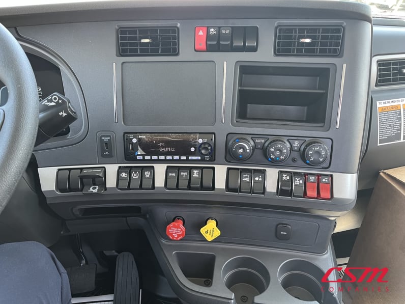 Interior radio and navigation system for this 2026 Kenworth T880 (Stock number: TJ216168)