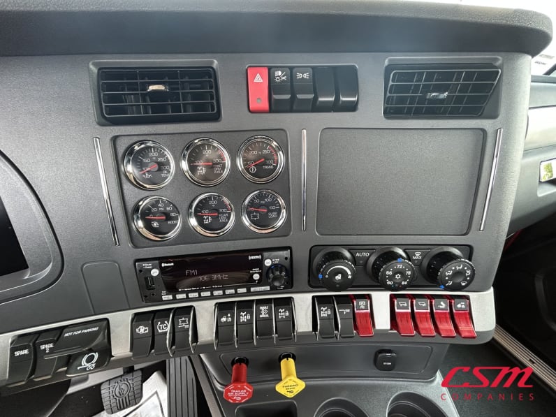 Interior radio and navigation system for this 2026 Kenworth T880 (Stock number: TJ216222)