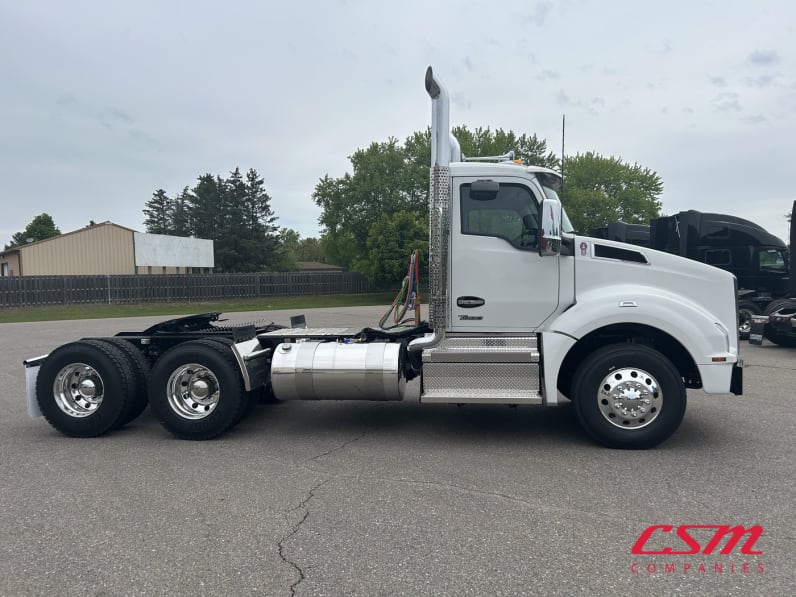 Exterior full passenger side for this 2026 Kenworth T880 Short Hood (Stock number: TJ216227)