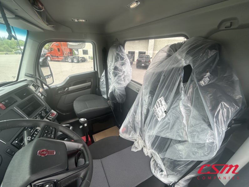 Interior seats for this 2026 Kenworth T880 Short Hood (Stock number: TJ216227)