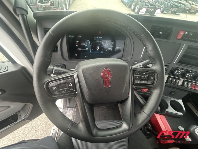 Interior steering wheel for this 2026 Kenworth T880 Short Hood (Stock number: TJ216227)