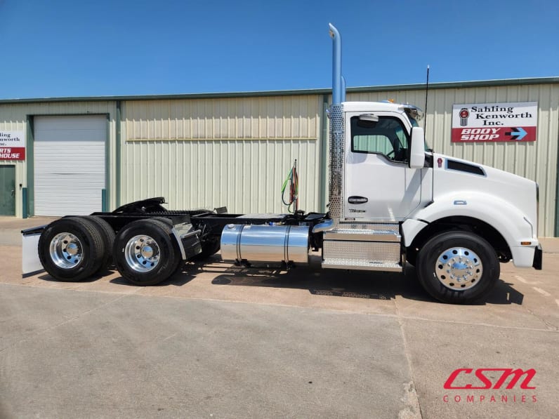Exterior full passenger side for this 2026 Kenworth T880 (Stock number: TJ216609)