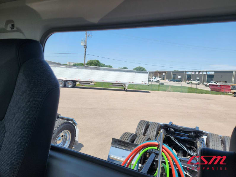 Interior wide sleeper view for this 2026 Kenworth T880 (Stock number: TJ216609)