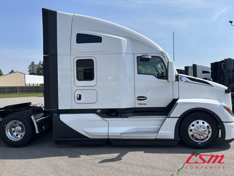 Exterior full passenger side for this 2026 Kenworth T680 (Stock number: TJ219234)