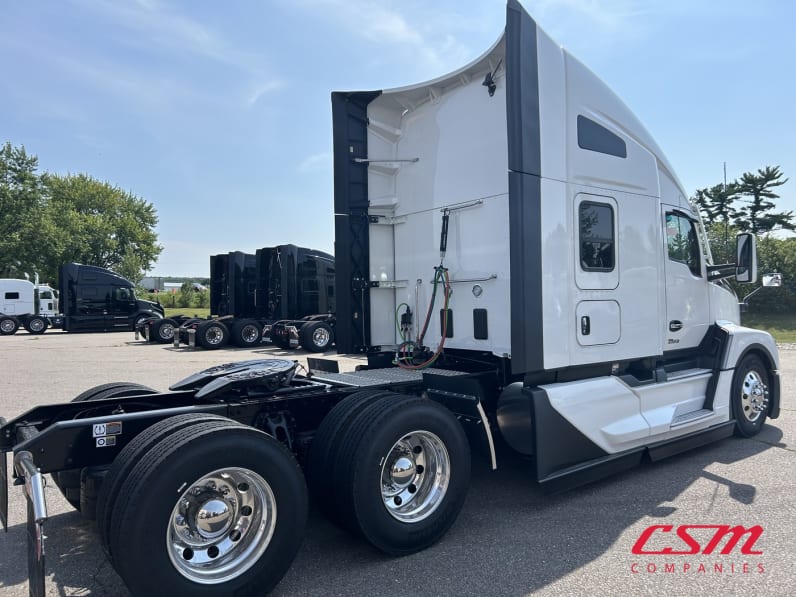 Exterior rear passenger side for this 2026 Kenworth T680 (Stock number: TJ219234)