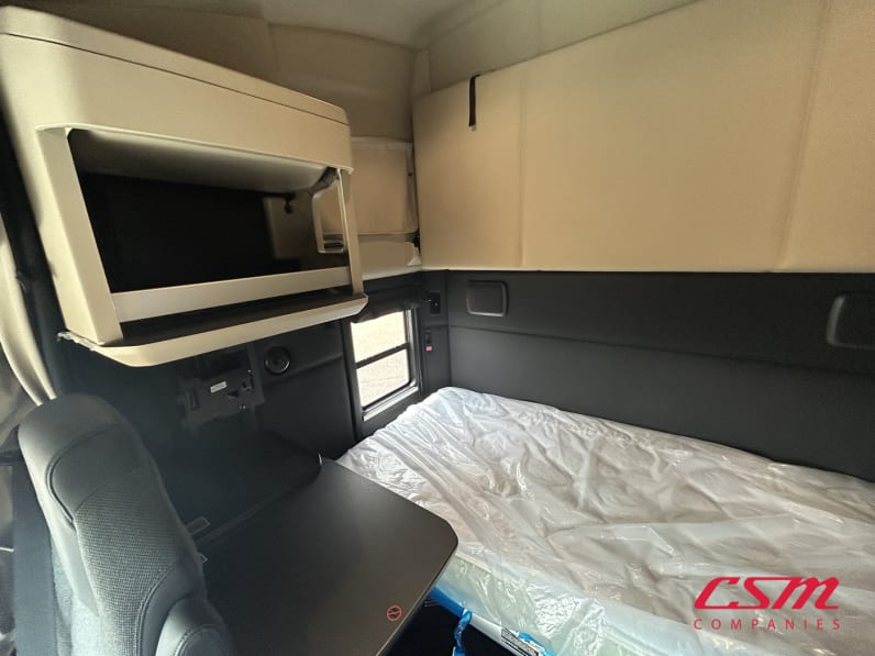 Interior passenger side sleeper for this 2026 Kenworth T680 (Stock number: TJ219235)