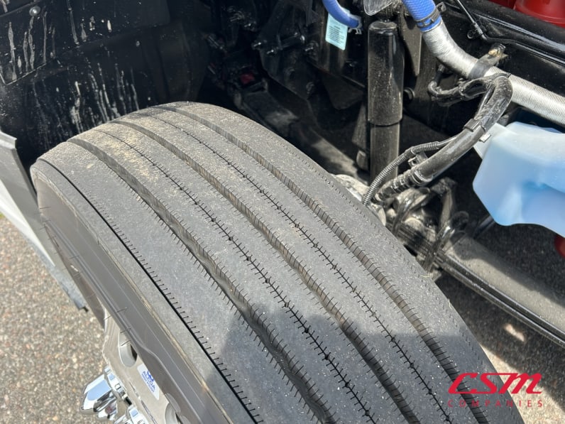 Passenger side front tire tread for this 2026 Kenworth T680 (Stock number: TJ219235)