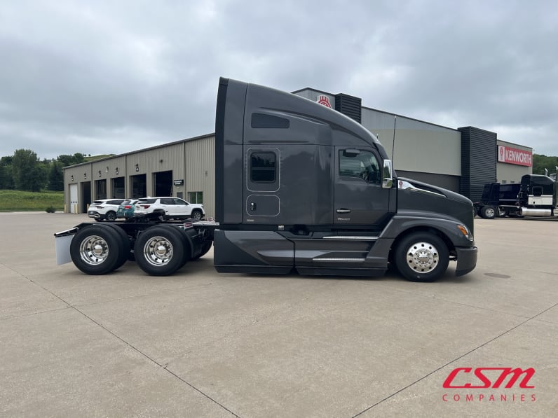 Exterior full passenger side for this 2026 Kenworth T680 (Stock number: TJ219853)