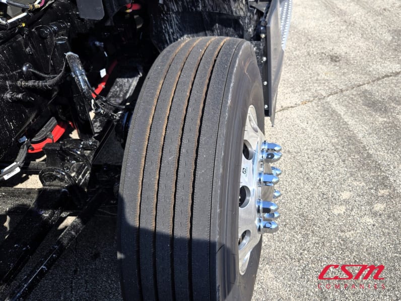 Driver side front tire tread for this 2026 Kenworth T680 (Stock number: TJ219875)