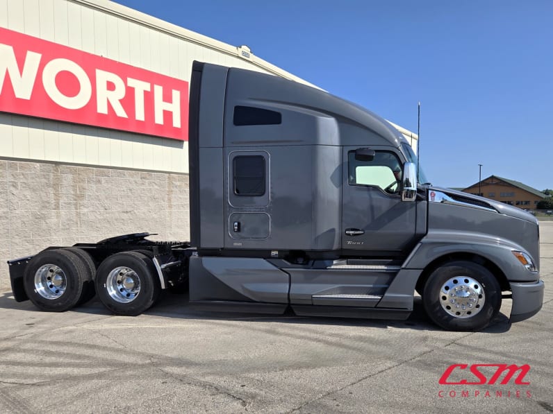 Exterior full passenger side for this 2026 Kenworth T680 (Stock number: TJ219875)