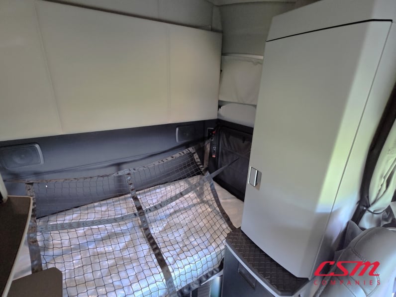 Interior driver side sleeper for this 2026 Kenworth T680 (Stock number: TJ219875)