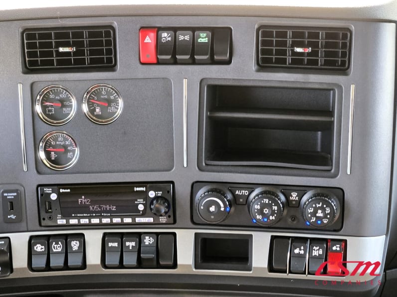 Interior radio and navigation system for this 2026 Kenworth T680 (Stock number: TJ219875)