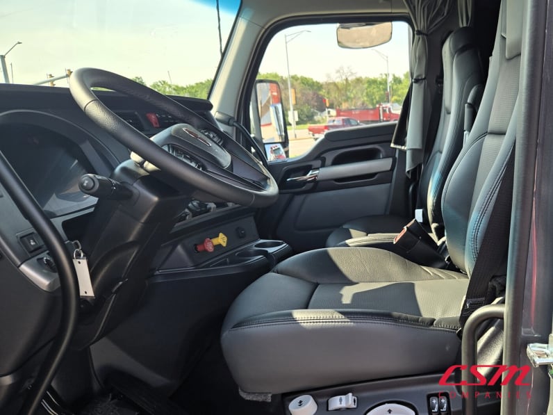 Interior seats for this 2026 Kenworth T680 (Stock number: TJ219875)