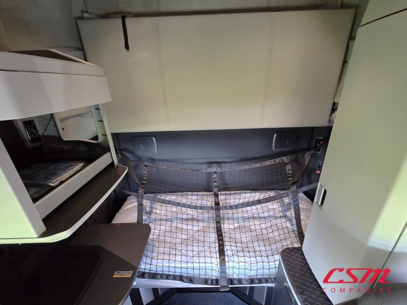 Interior wide sleeper view for this 2026 Kenworth T680 (Stock number: TJ219875)