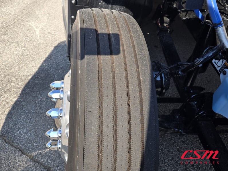 Passenger side front tire tread for this 2026 Kenworth T680 (Stock number: TJ219875)