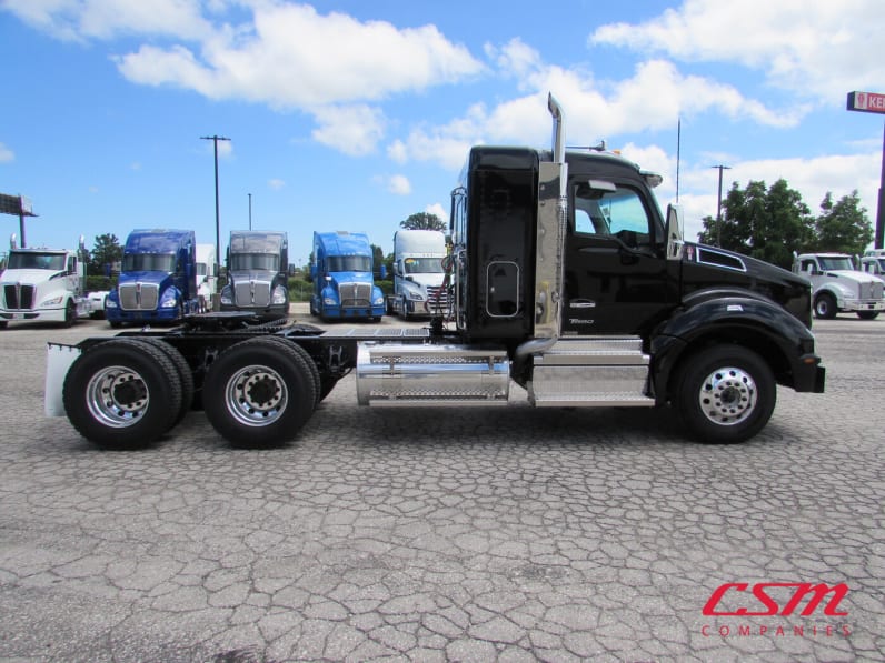 Exterior full passenger side for this 2026 Kenworth T880 (Stock number: TJ219894)