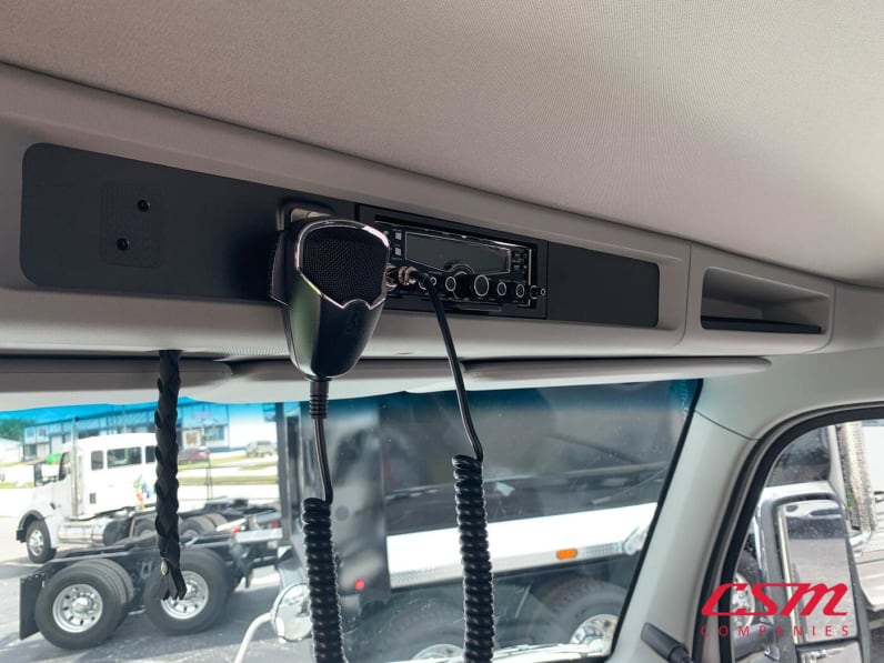 Interior cockpit for this 2026 Kenworth T880 (Stock number: TJ219904)