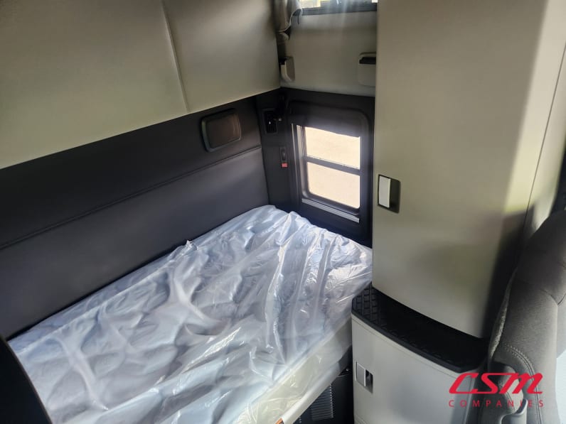 Interior driver side sleeper for this 2026 Kenworth T680 (Stock number: TJ219906)