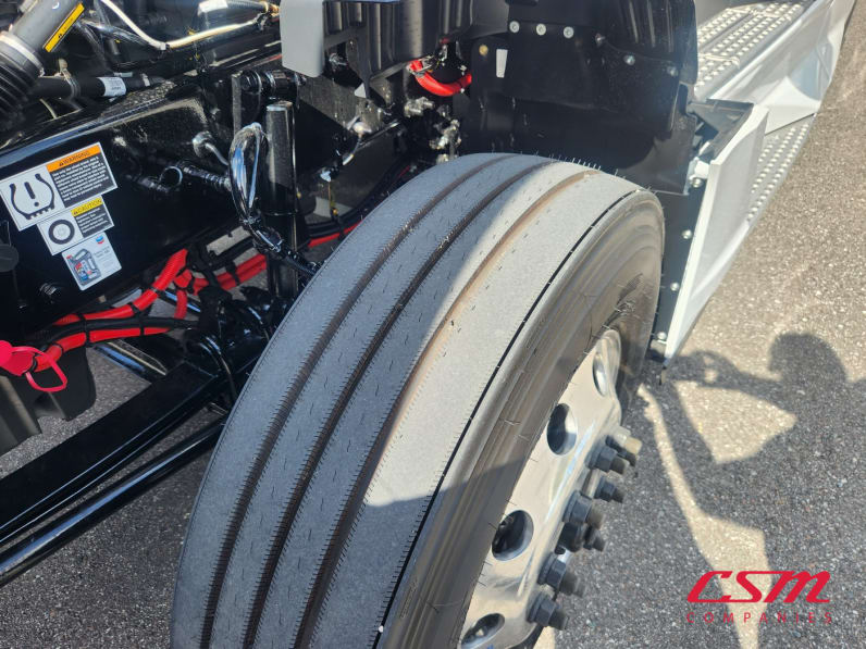Driver side front tire tread for this 2026 Kenworth T680 (Stock number: TJ219908)