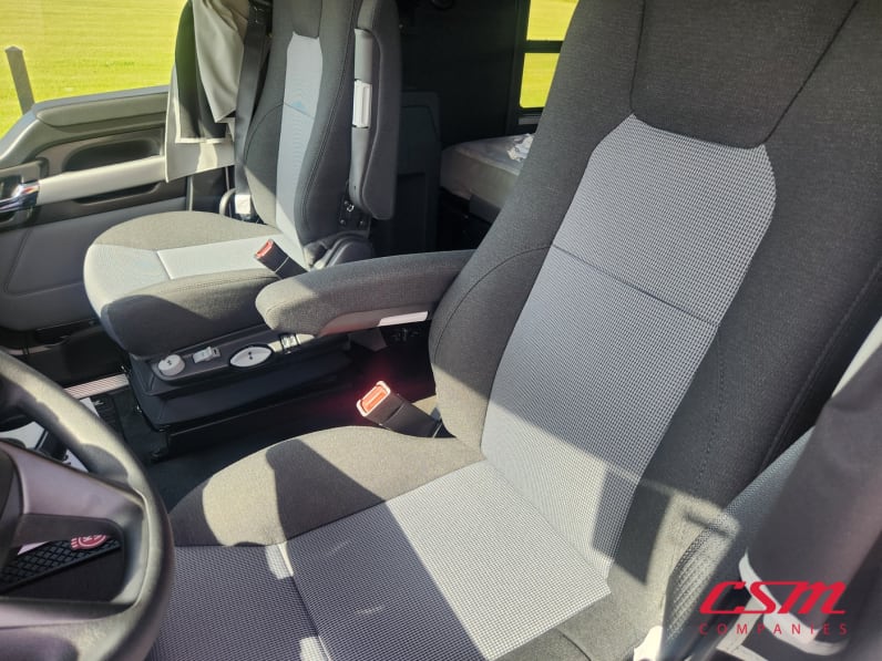Interior seats for this 2026 Kenworth T680 (Stock number: TJ219908)