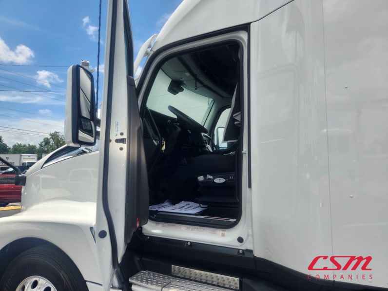 Drivers side door open for this 2026 Kenworth T680 (Stock number: TJ219912)
