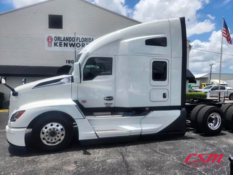 Exterior full driver side for this 2026 Kenworth T680 (Stock number: TJ219912)