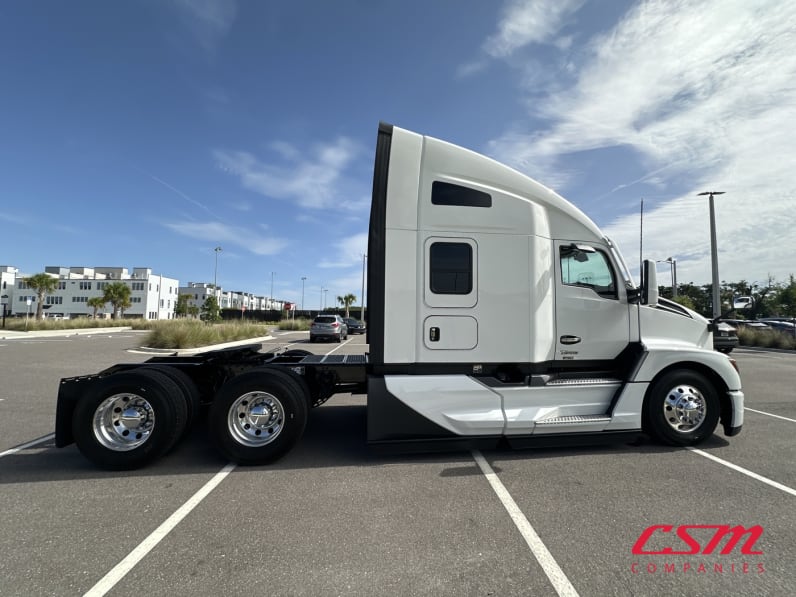 Exterior full passenger side for this 2026 Kenworth T680 (Stock number: TJ219913)