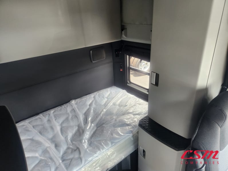 Interior driver side sleeper for this 2026 Kenworth T680 (Stock number: TJ219915)