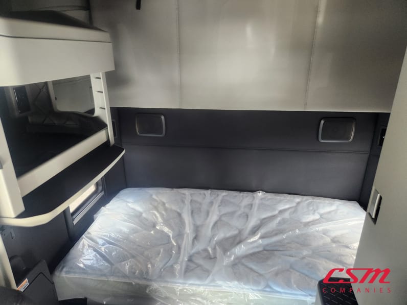 Interior wide sleeper view for this 2026 Kenworth T680 (Stock number: TJ219915)