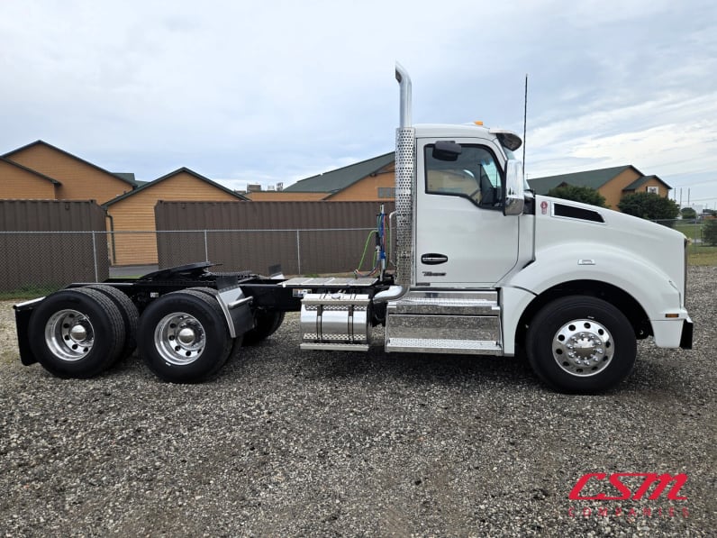 Exterior front passenger side for this 2026 Kenworth T880 (Stock number: TJ220145)