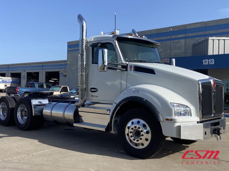 Exterior front passenger side for this 2026 Kenworth T880 (Stock number: TJ220175)