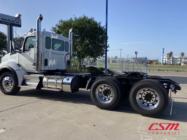 Exterior rear driver side for this 2026 Kenworth T880 (Stock number: TJ220175)