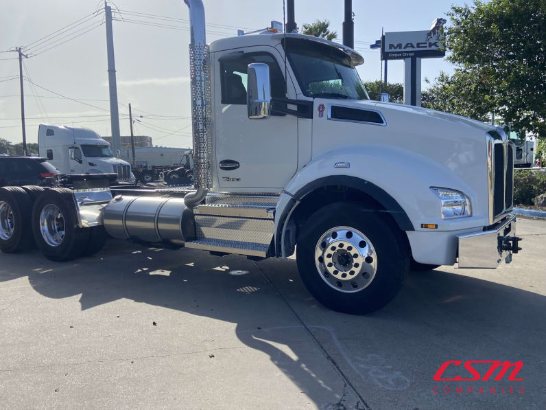 Exterior front passenger side for this 2026 Kenworth T880 (Stock number: TJ220176)