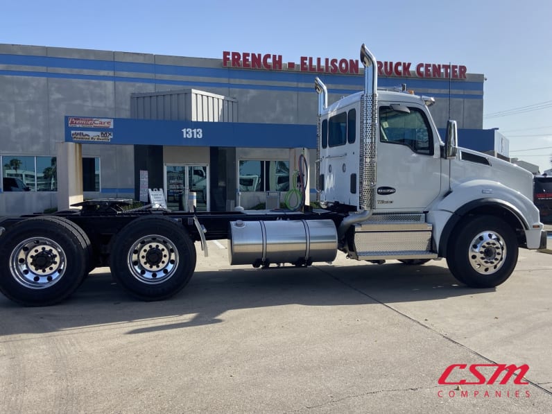 Exterior full passenger side for this 2026 Kenworth T880 (Stock number: TJ220176)