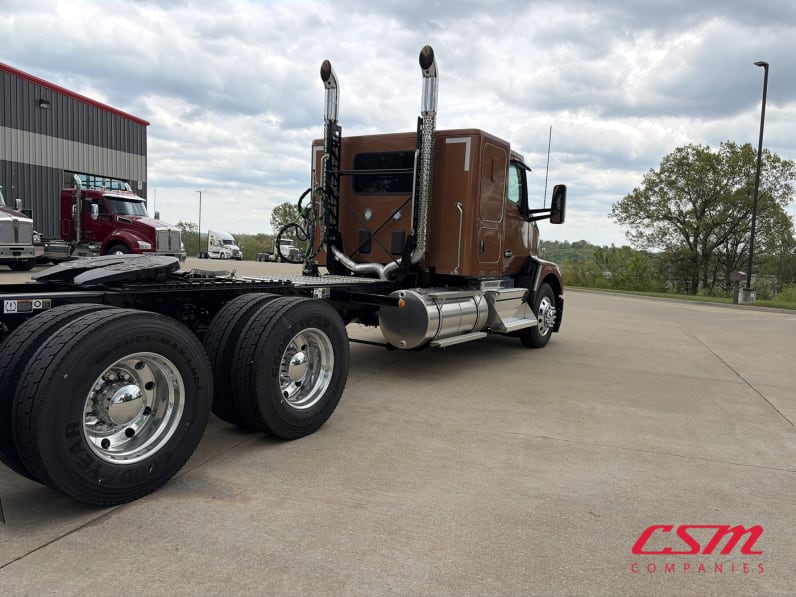 Exterior rear passenger side for this 2026 Kenworth T680 (Stock number: TJ220888)Weeee