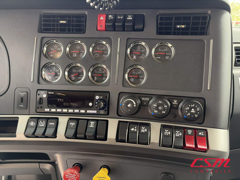 Interior radio and navigation system for this 2026 Kenworth T680 (Stock number: TJ220888)Weeee
