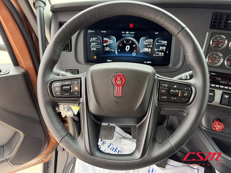 Interior steering wheel for this 2026 Kenworth T680 (Stock number: TJ220888)Weeee