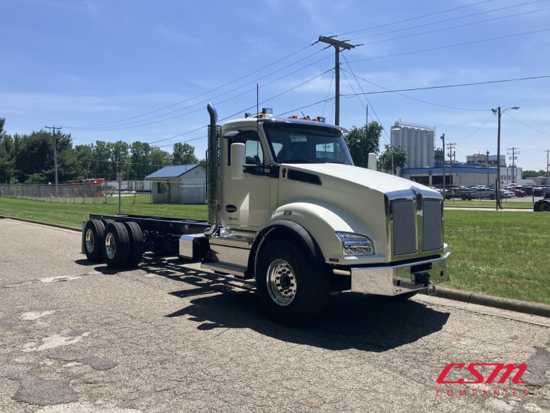 Exterior front passenger side for this 2026 Kenworth T880 (Stock number: TJ223770)Weeee