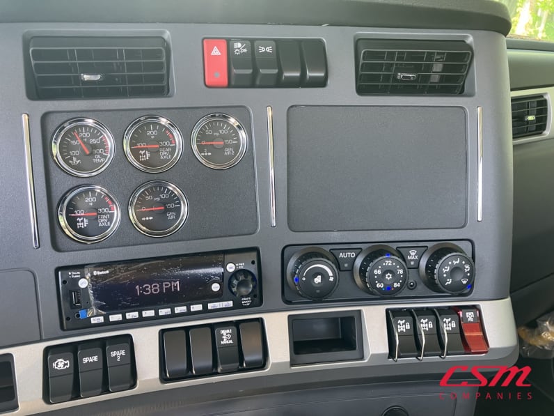 Interior radio and navigation system for this 2026 Kenworth T880 (Stock number: TJ223770)Weeee