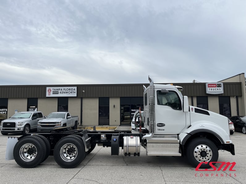 Exterior full passenger side for this 2026 Kenworth T880 (Stock number: TJ224701)