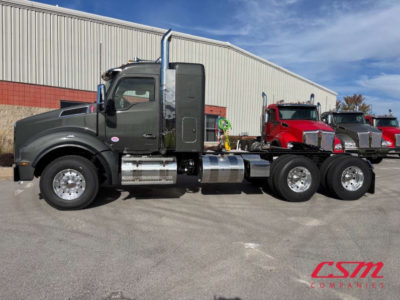 Exterior full driver side for this 2026 Kenworth T880 (Stock number: TJ224818)