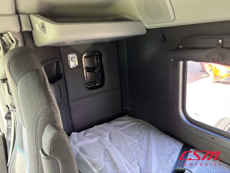 Interior driver side sleeper for this 2026 Kenworth T880 (Stock number: TJ224818)