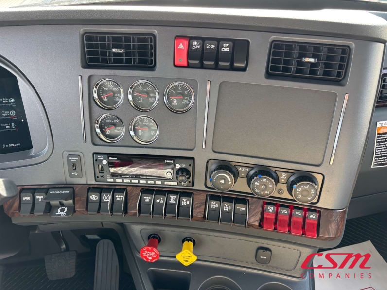 Interior radio and navigation system for this 2026 Kenworth T880 (Stock number: TJ224818)