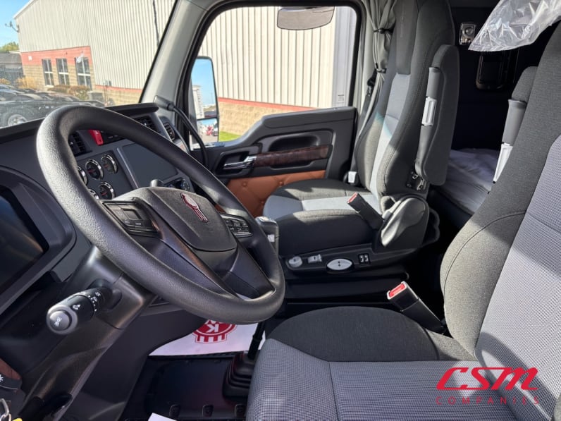 Interior seats for this 2026 Kenworth T880 (Stock number: TJ224818)