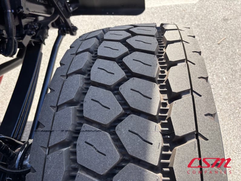 Passenger side front tire tread for this 2026 Kenworth T880 (Stock number: TJ224818)