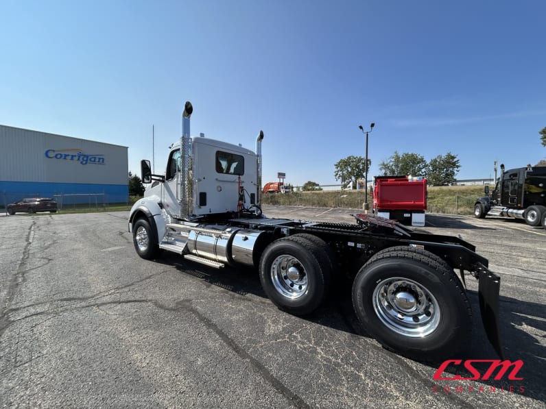 Exterior rear driver side for this 2026 Kenworth T880 (Stock number: TJ224826)