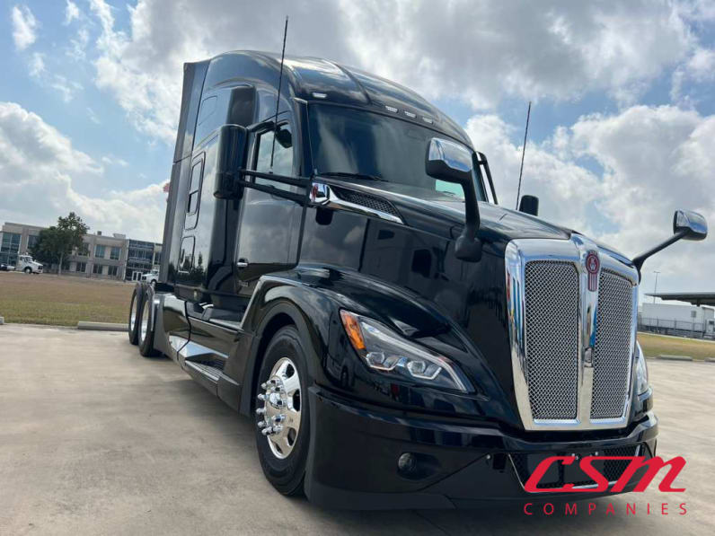 Exterior front passenger side for this 2026 Kenworth T680 (Stock number: TJ224830)