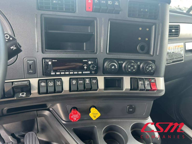 Interior radio and navigation system for this 2026 Kenworth T680 (Stock number: TJ224830)